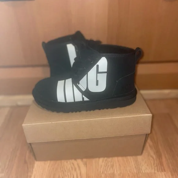 Neumel Uggs - Picture 2 of 7